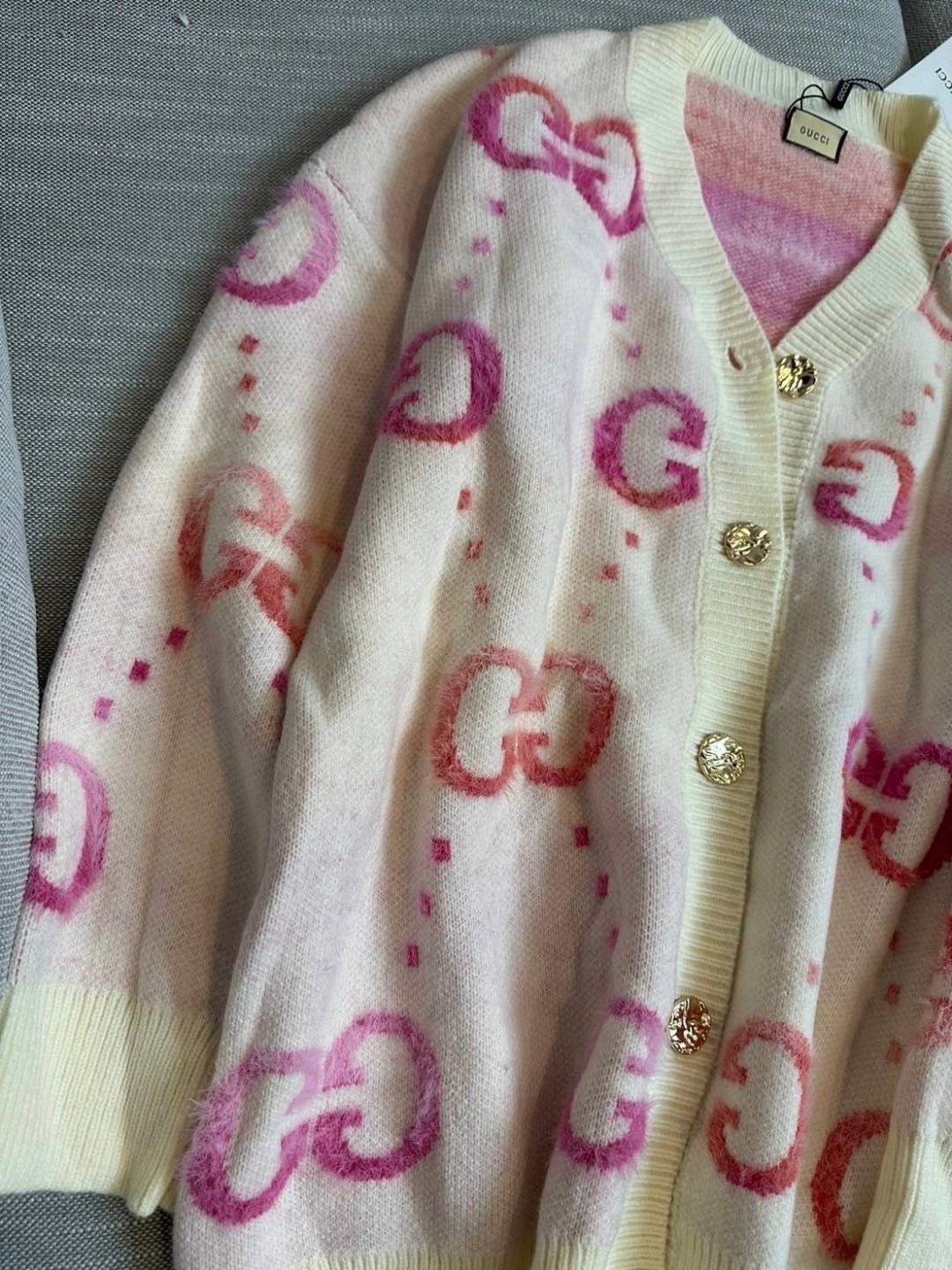 เสื้อคลุมไหมพรมตัวยาวลายสีขาวลายโลโก้ แบรนด์สีชมพูทั้งตัว GG ใส่สบาย : สินค้าคุณภาพ (พร้อมส่ง)