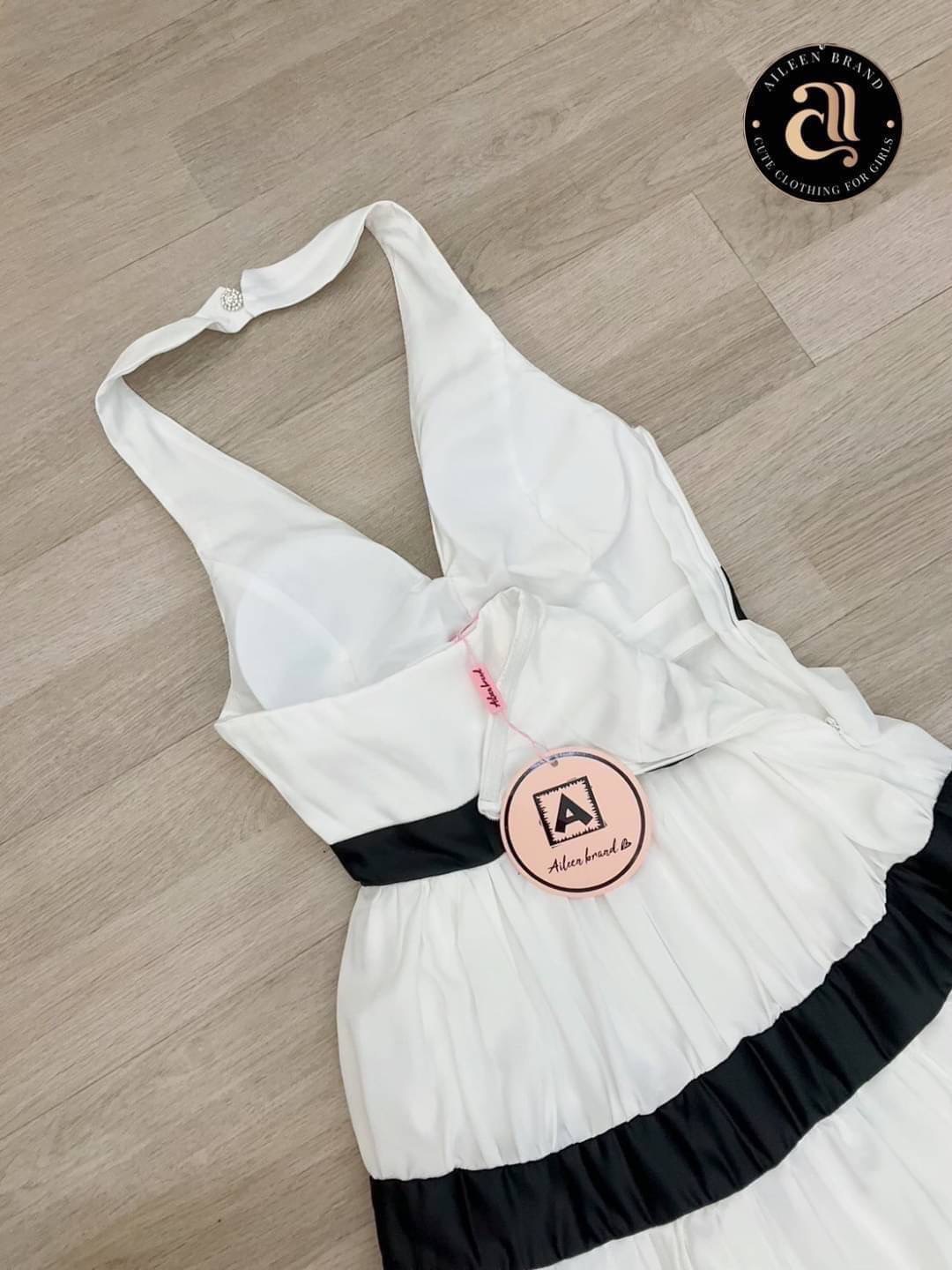 เดรสยาวสีขาว ช่วงอกเนื้อผ้า เรียบมันวาวคอวีแต่งอะไหล่ดอกไม้เพชร ดีไซน์สายคล้องคอมีกระดุมเพชรดอกไม้ ด้านหลังโชว์ครึ่งหลังบน สินค้าคุณภาพ (พร้อมส่ง)