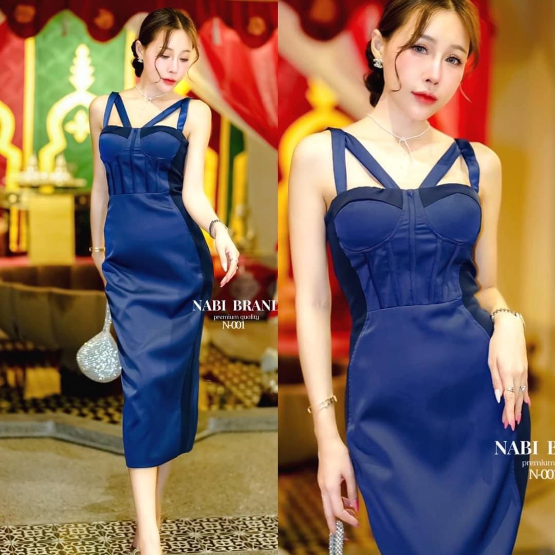 เดรสยาวทรงเข้ารูป แทบด้านข้างและอก แต่งด้วยผ้าด้าน ตัวเดรสใช้ผ้าเงาดีไซน์หรู ผ่าด้าน หลังตรงกลางเล็กน้อย ใส่สบาย : สินค้าคุณภาพ (พร้อมส่ง)