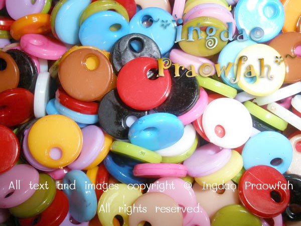 0435mt จี้อะครีลิค ทรงกลมแบนทึบแสง ขนาด 1 ซม. คละสี (10 กรัม/35 ชิ้น)