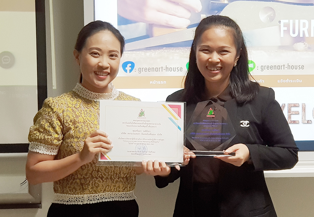 อาจารย์ใบตองได้รับการรับรองเป็นวิทยากรสอนหลักสูตรอบรมการตลาดออนไลน์ ให้สถาบันเทคโนโลยีพระจอมเกล้าเจ้าคุณทหารลาดกระบัง