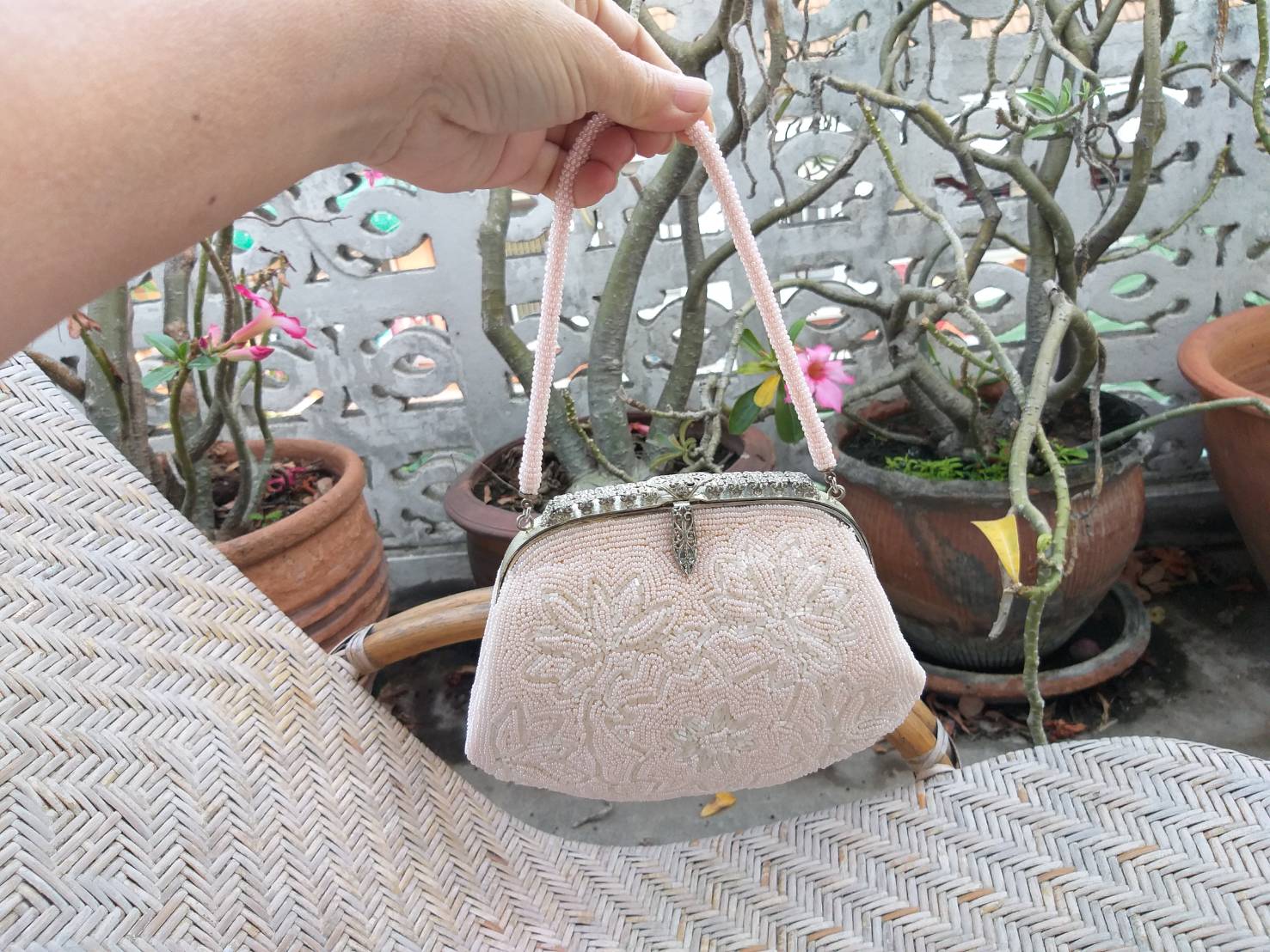 กระเป๋าออกงาน ปักลูกปัดสีชมพูทั้งใบ หวานมากกกก