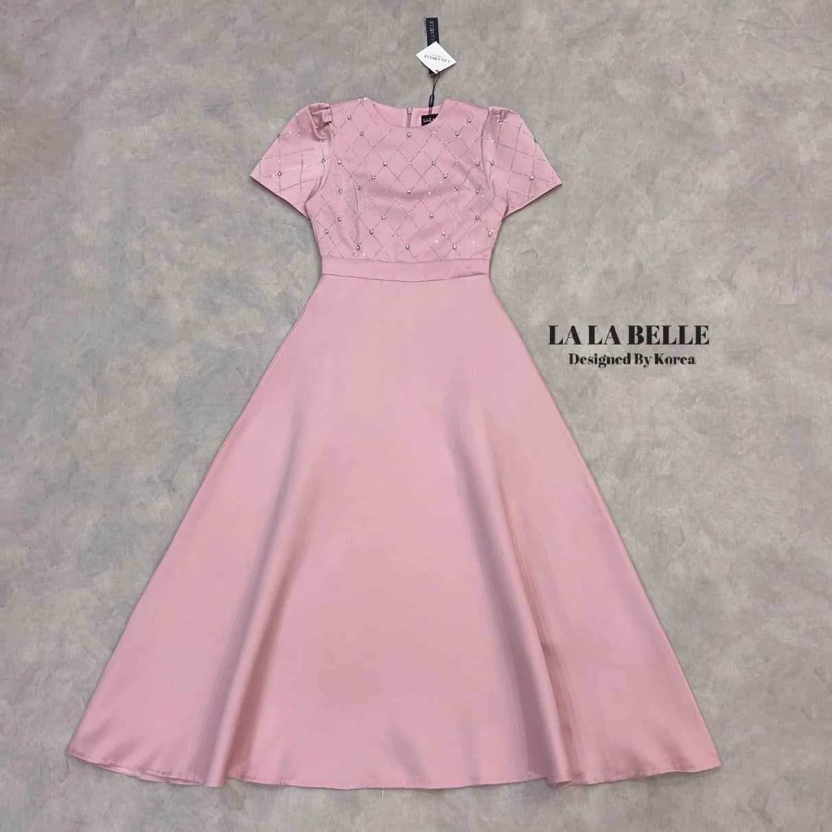 เดรสยาวผ้าซาตินอัดกาวผ้าหนามีน้ำหนักทิ้งตัวสวยทรงคอกลมยกไหล่แขนสั้นแต่งรีเพชรตารางพร้อมตอกเพชรเป็นเม็ดๆตามดีเทลเอวเข้ารูปเข้าทรงกระโปรงยาวทรงเอใช้ผ้าเยอะ ใส่สบาย : สินค้าคุณภาพ (พร้อมส่ง)