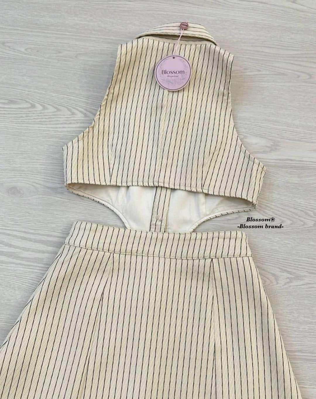 เดรสแขนกุดคอปกกระดุมหน้าผ้าลายทาง น่ารักสไตล์คุณหนู ดีไซน์เว้าเอวสองข้าง ช่วงกระโปรงผ่าหน้าแต่งกระดุมโลหะเพิ่มความเก๋ ใส่สบาย : สินค้าคุณภาพ (พร้อมส่ง)