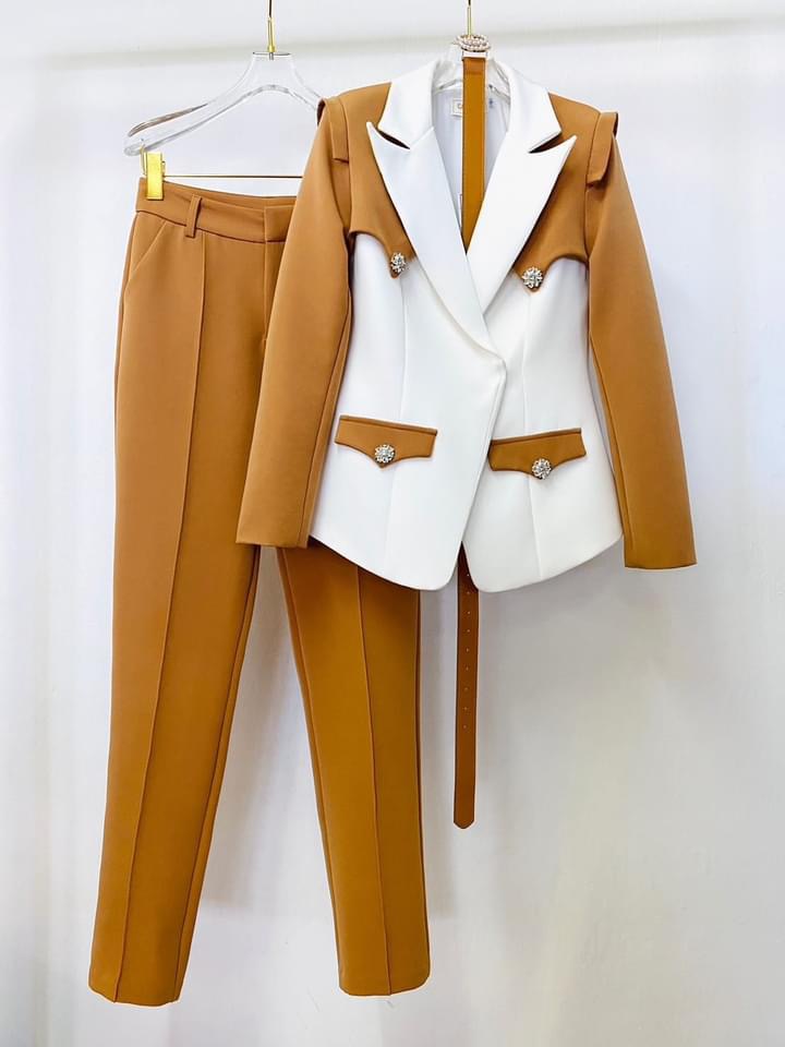 เซต BLAZER ทูโทน เนื้อผ้าเกรดเอ ตัวBLAZER เป็นทรงเข้ารูปแต่งกระดุมสีเงิน มีเข็มขัดช่วยให้ทรงเข้ารูป มาคู่กับกางเกงเอวสูงทรงขากระบอกเล็ก สินค้าคุณภาพ (พร้อมส่ง)