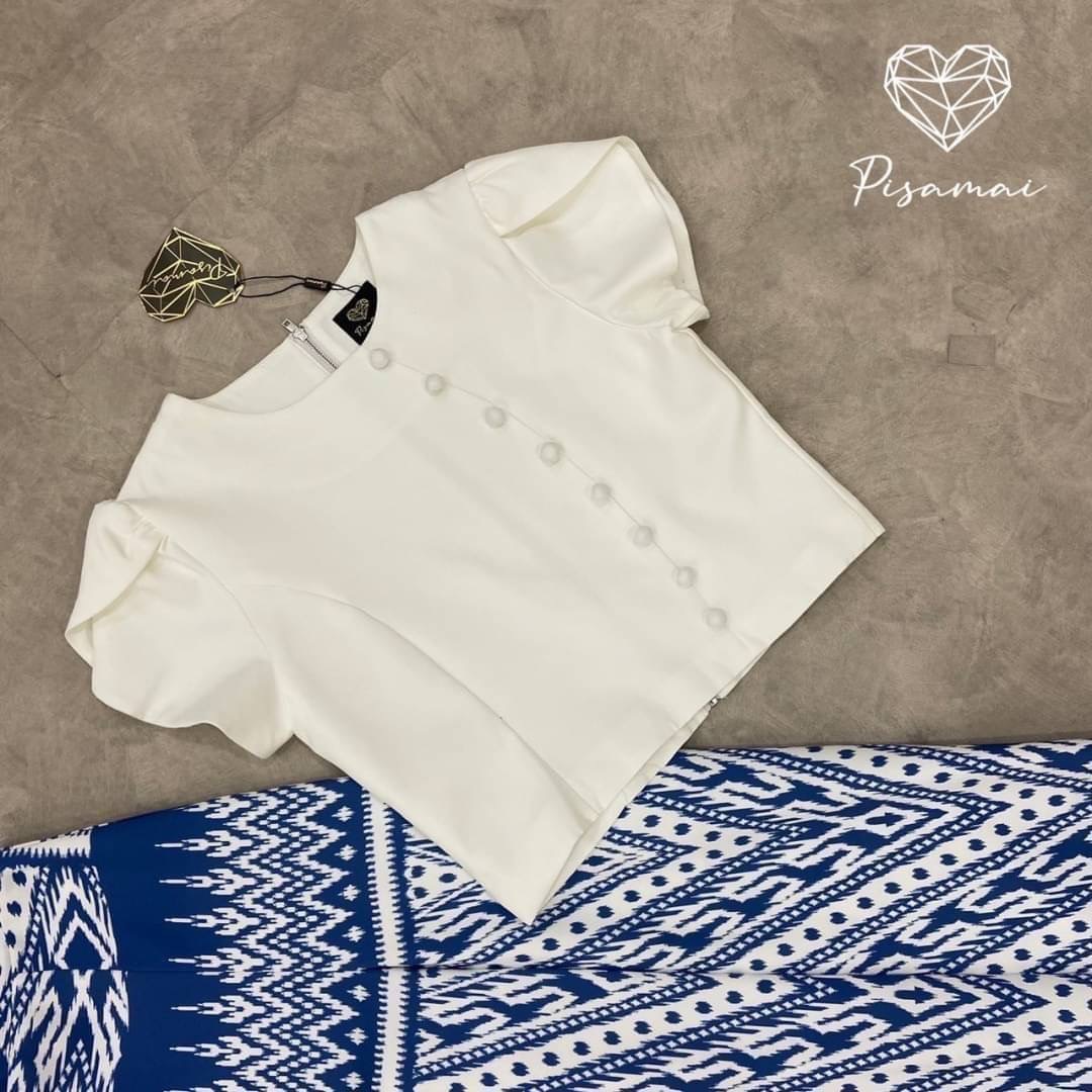 ชุดไทย เซ็ตเสื้อแขนตุ๊กตาแต่งกระดุมเรียงสีขาว มาคู่กับกระโปรงลูกไม้ผ้าถุงตัวยาวสีน้ำเงิน แพทเทิ้นสวยมากค่า สินค้าคุณภาพ (พร้อมส่ง)