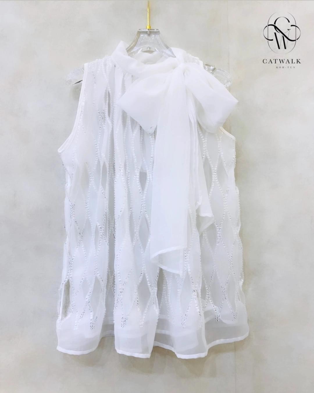 เสื้อชีฟองฉลุปักเลื่อม เนื้อผ้าชีฟองเกรดเอ ฉลุปักแต่งด้วยเลื่อมคริสตรัลดูหรูมาก ช่วงคอผูกเป็นโบว์น่ารักสุดๆ ด้านในใช้ผ้าซับใน ใส่สบาย : สินค้าคุณภาพ (พร้อมส่ง)