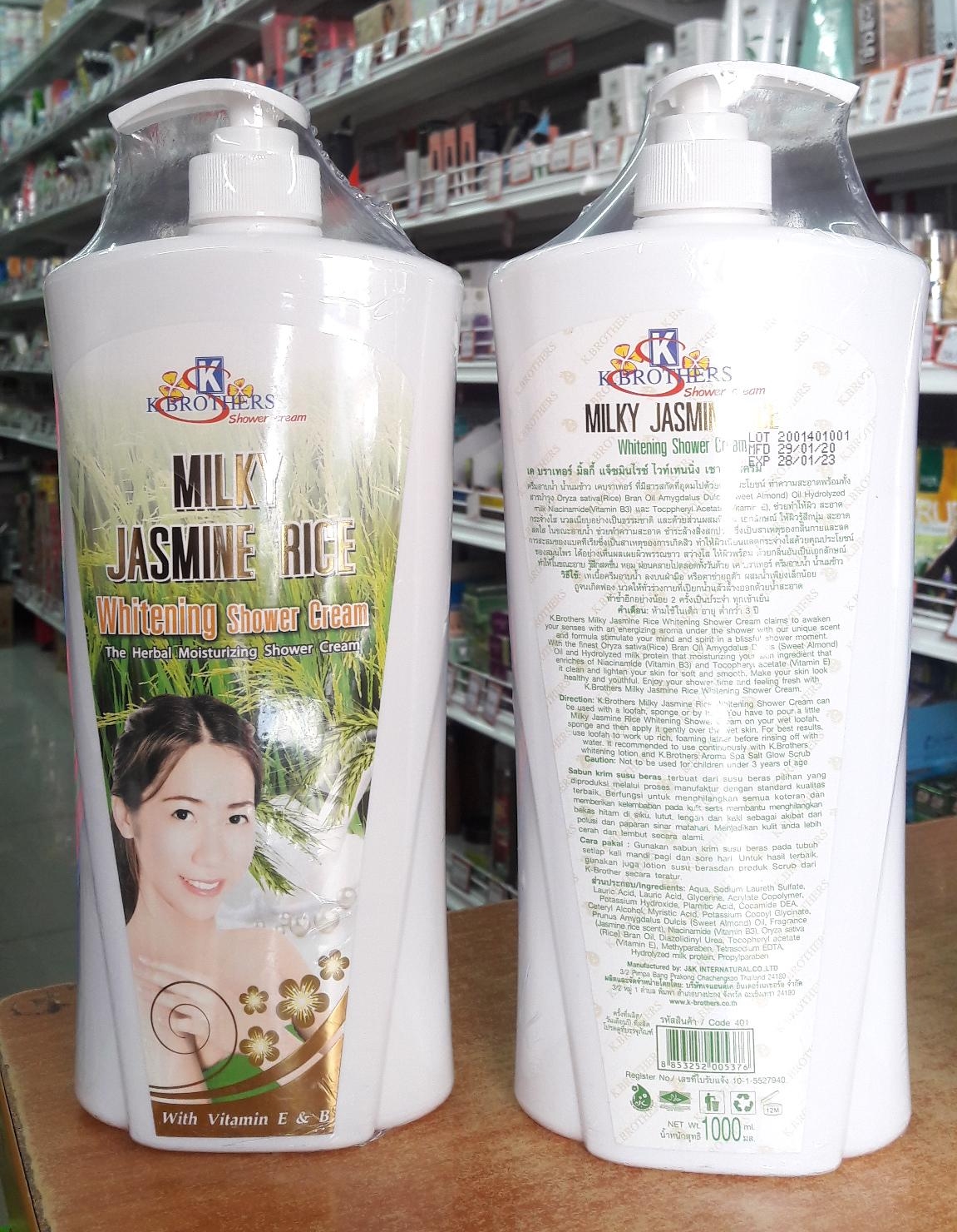 ครีมอาบน้ำน้ำนมข้าว (K-brother) Milky Jasmine Rice Whitening Shower Cream 1,000 มล. ► อาหารผิวชั้นดี มีมอยเจอร์ไรซ์เซอร์ มีประโยชน์มากต่อผิวเป็นสารต้านอนุมูลอิสระ ลดการเสื่อมของเซลล์ ลดริ้วรอย กระชับผิว ลดฝ้ากระ จุดด่างดำ เพิ่มความขาวกระจ่างใส ลดความหมองค