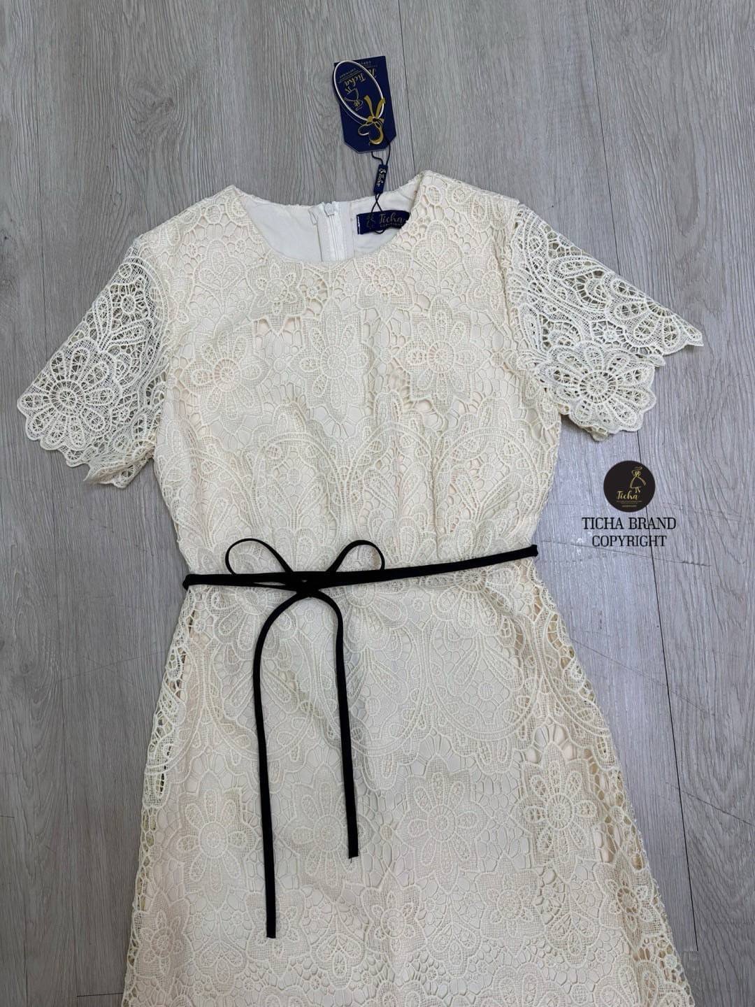 เดรสแขนสั้นลูกไม้ฉลุลายดอกไม้สีครีม ทรงเข้ารูปสวย มาพร้อมสายผูกเอวสีดำเพิ่มมิติให้กับชุด ดีเทลสวย มีซิปหลัง ผ้าลูกไม้ดีมากเย็บซับในอย่างดี แพทเทิร์นเป๊ะทรงสวย ใส่สบาย : สินค้าคุณภาพ (พร้อมส่ง)