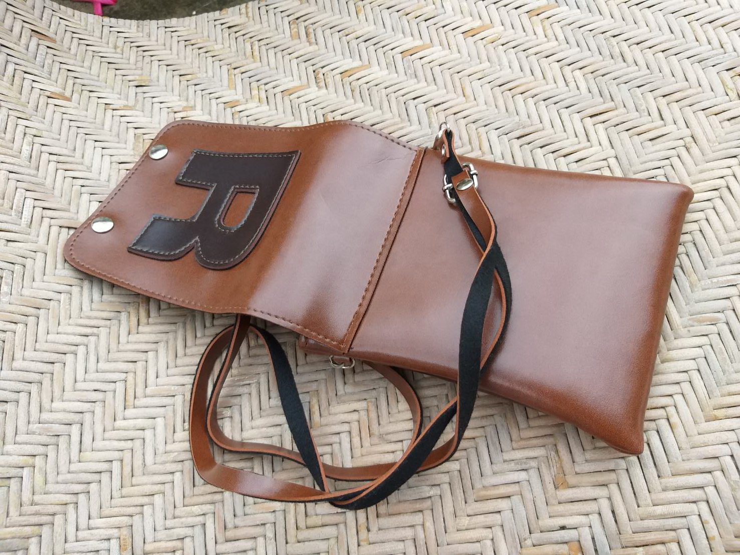 กระเป๋าสะพายหนังใบย่อมๆ น่ารักค่ะ