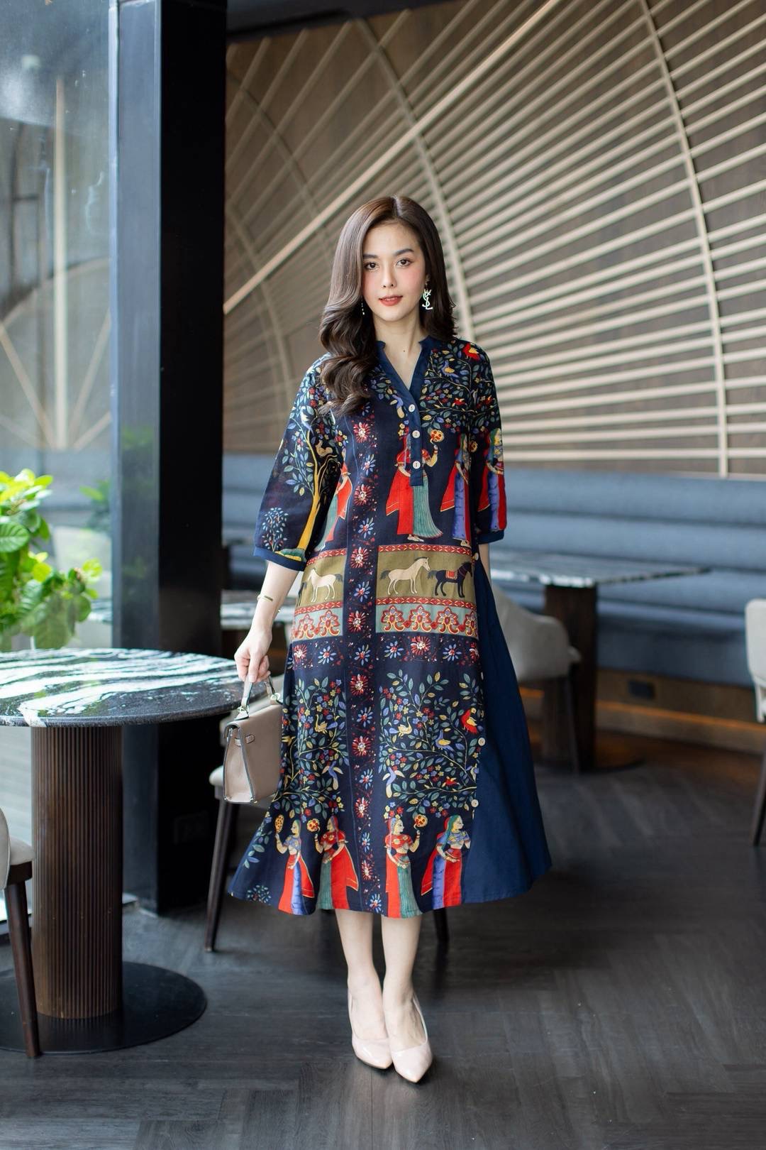 เดรสเชิ้ตผ้าฝ้ายลินินเกาหลี ตัดต่อแถบสีพื้น พิมพ์ลวดลายการเล่าเรื่องสไตส์อียิปต์กราฟฟิก ตัดด้วยสีผ้าพื้นได้อย่างสวยงาม ใส่สบาย : สินค้าคุณภาพ (พร้อมส่ง)