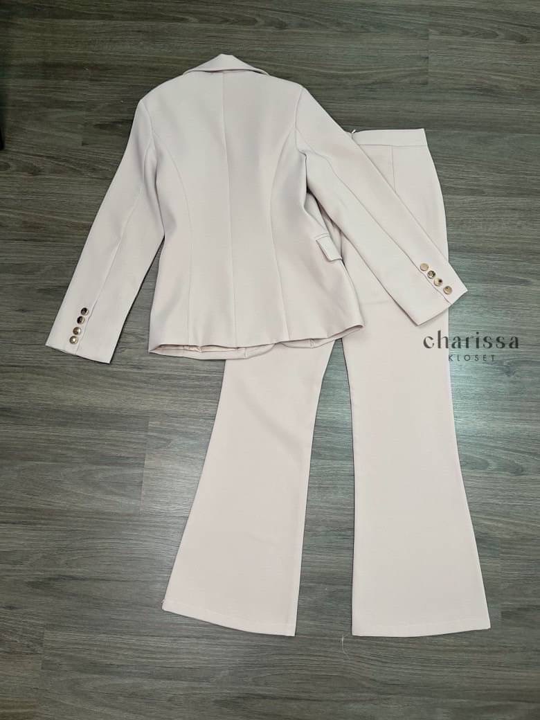 set suit เสื้อ+กางเกง ตัวเสื้อแต่ฃกระดุมทอง 2 เม็ดติดได้จริง กระเป๋าจริง มีซับในทั้งตัวค่ ะ ปลายแขนเสื้อแต่งกระดุม มาพร้อมกับกางเกงขาบานปลายเล็กน้อยทรงflare ซิปหลัง สินค้าคุณภาพ (พร้อมส่ง)