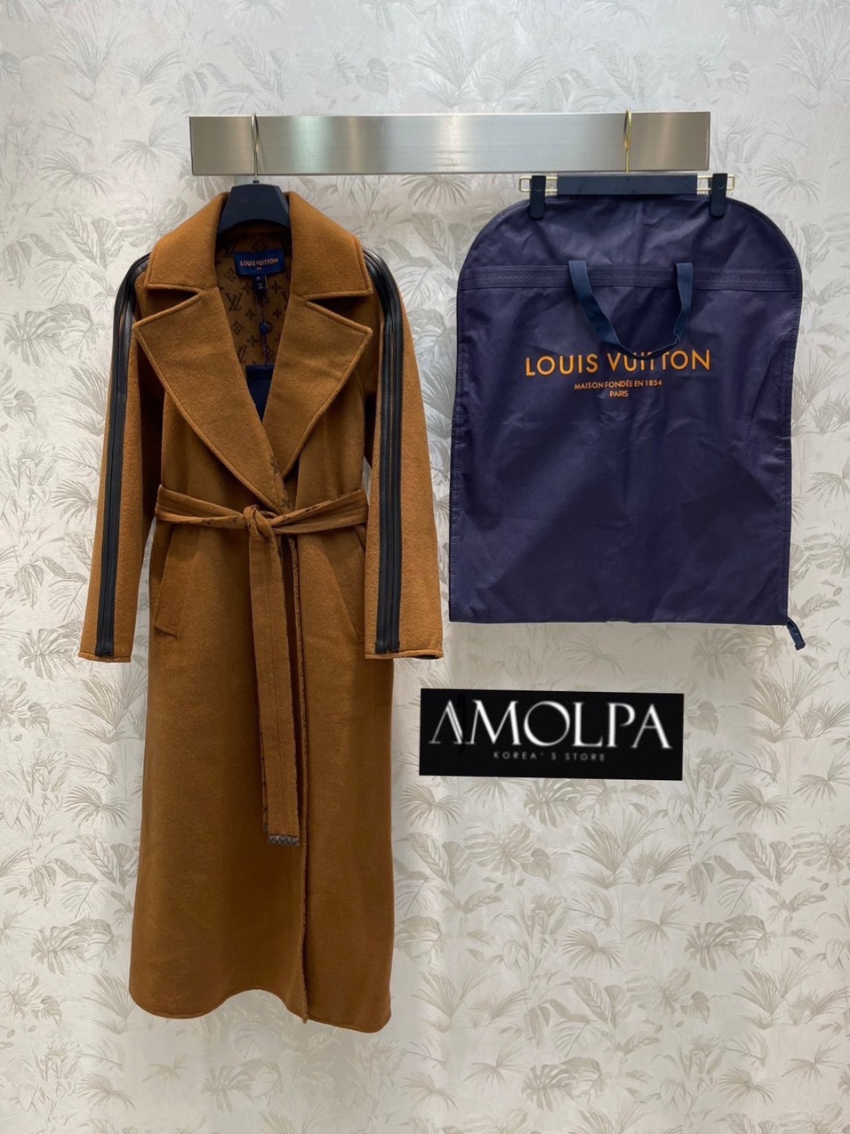 เสื้อโค้ชตัวยาว งานแบรนด์ เป็นเสื้อคลุม ด้านในเป็นตัวลาย Signature มาพร้อมเข็มขัดเข้าเซทกัน ใส่ ดู หรูหรา ไฮโซมาก : สินค้าคุณภาพ (พร้อมส่ง)