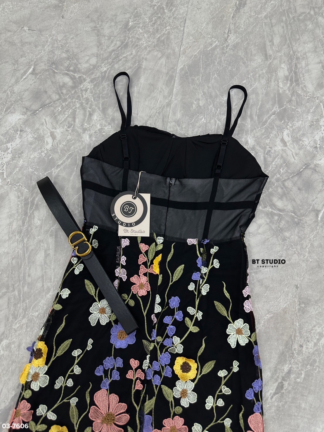 เซท 2 ชิ้น เดรสสายเดี่ยวสั้นช่วงบน แต่งซีทรูสีดำ อกเสริมฟองน้ำ มีซับช่วงอก กระโปรงแต่งปักลายดอกไม้สีสัน มาพร้อมเข็มขัดเส้นเล็กสวย สินค้าคุณภาพ (พร้อมส่ง)