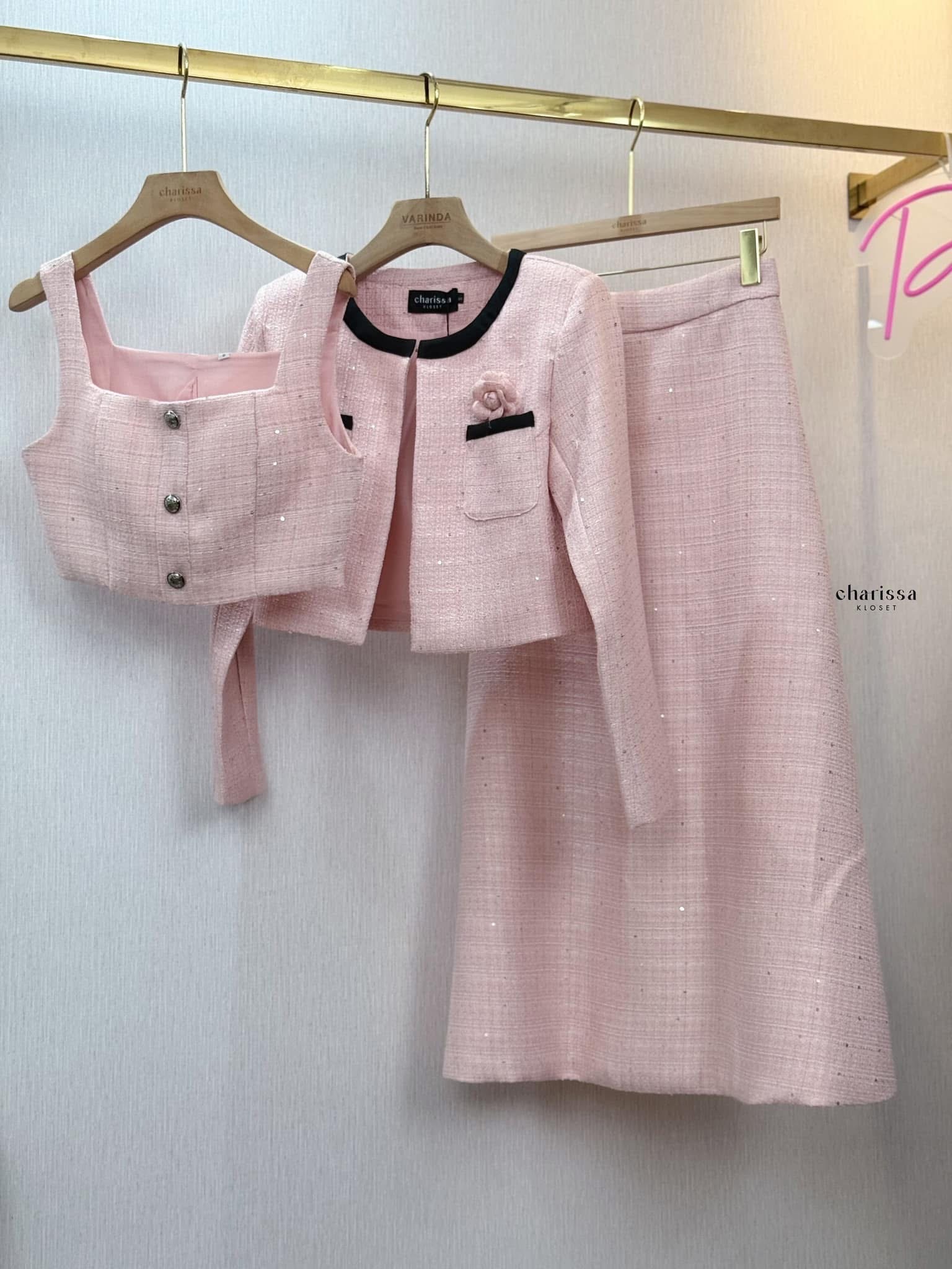 Set 4 ชิ้น เสื้อคลุม+ เสื้อครอปสั้น+ กระโปรงยาวเอวสูง +เข็มกลัดดอกไม้ ใส่สบาย : สินค้าคุณภาพ (พร้อมส่ง)