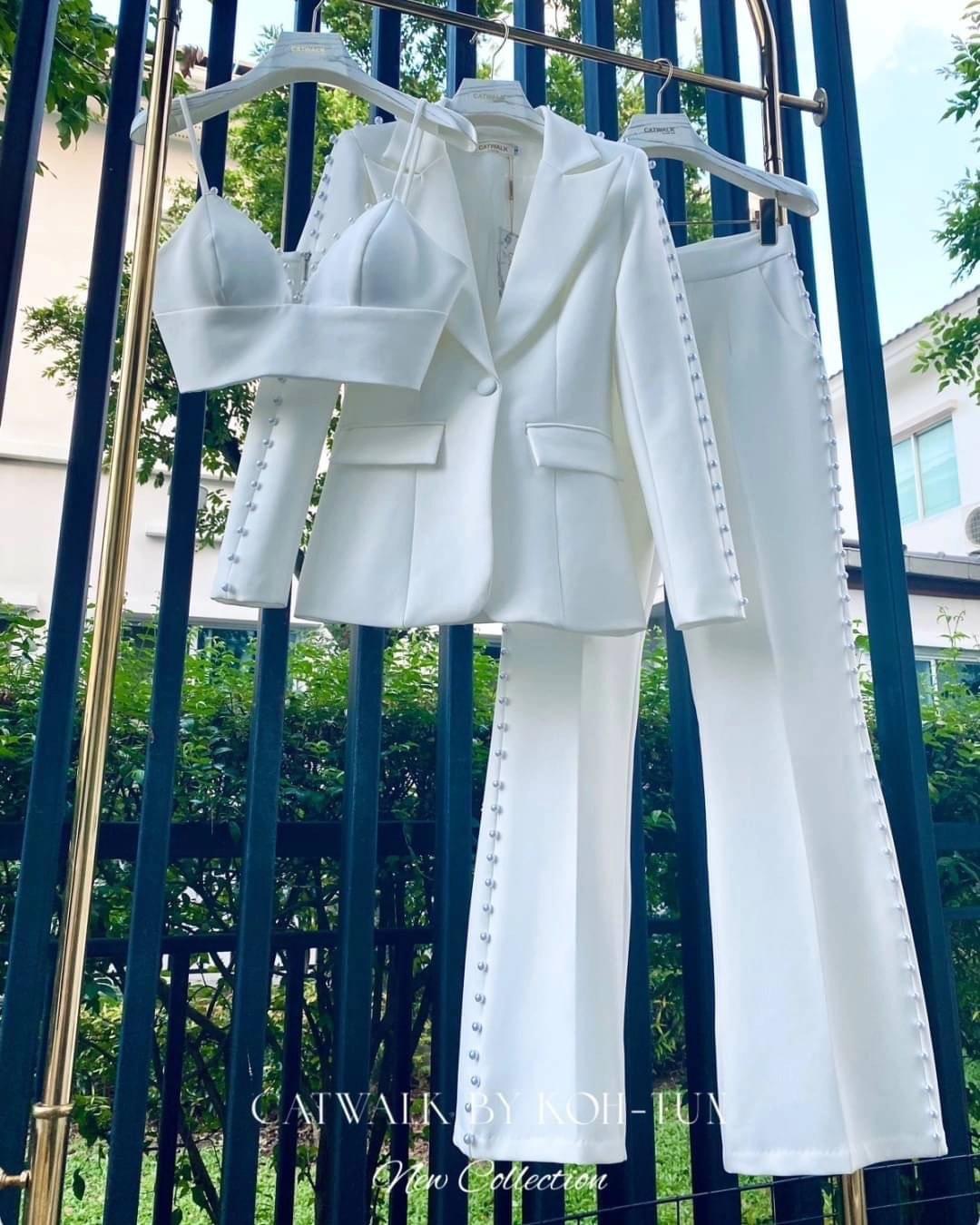 เซตBLAZER 3 ชิ้น เนื้อผ้าเกรดเอ ตัวBLAZER เป็นทรงกึ่งเข้ารูปทรงสไตล์เท่ห์ๆ ช่วงแขนแต่งด้วย หมุดมุกเรียงเม็ดโทนสีตามตัวชุดดูหรูมาก ด้านในมีซับ+เสื้อครอปสายเดี่ยวทรงเข้ารูปตามตัว +กางเกงเป็นทรงขาม้า ใส่สบาย สินค้าคุณภาพ (พร้อมส่ง)