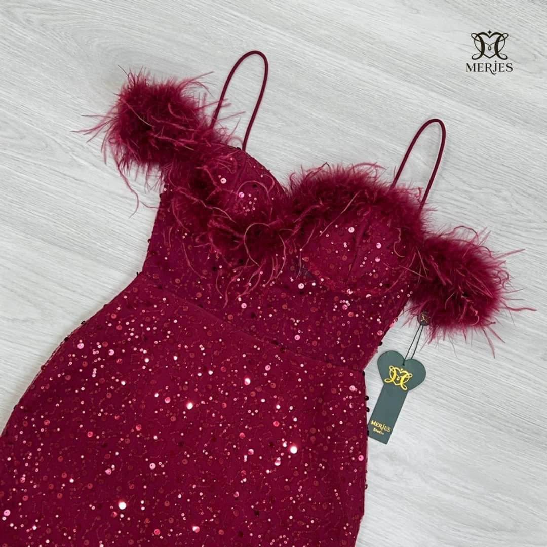 มินิเดรสสายเดี่ยวทรงเกาะอกแต่งขนนกแขนดีเทลปาดไหล่ดีไฮโซแอบเซ็กซี่เก๋ๆช่วงตัวแต่งซีทรูแบบไม่โป๊มากเดรสทรงเข้ารูปงานผ้าแต่งวิ้งในตัวสวยเก๋ผ้าไม่คันนะคะงานมีซับในและซิปหลัง ใส่สบาย : สินค้าคุณภาพ (พร้อมส่ง)