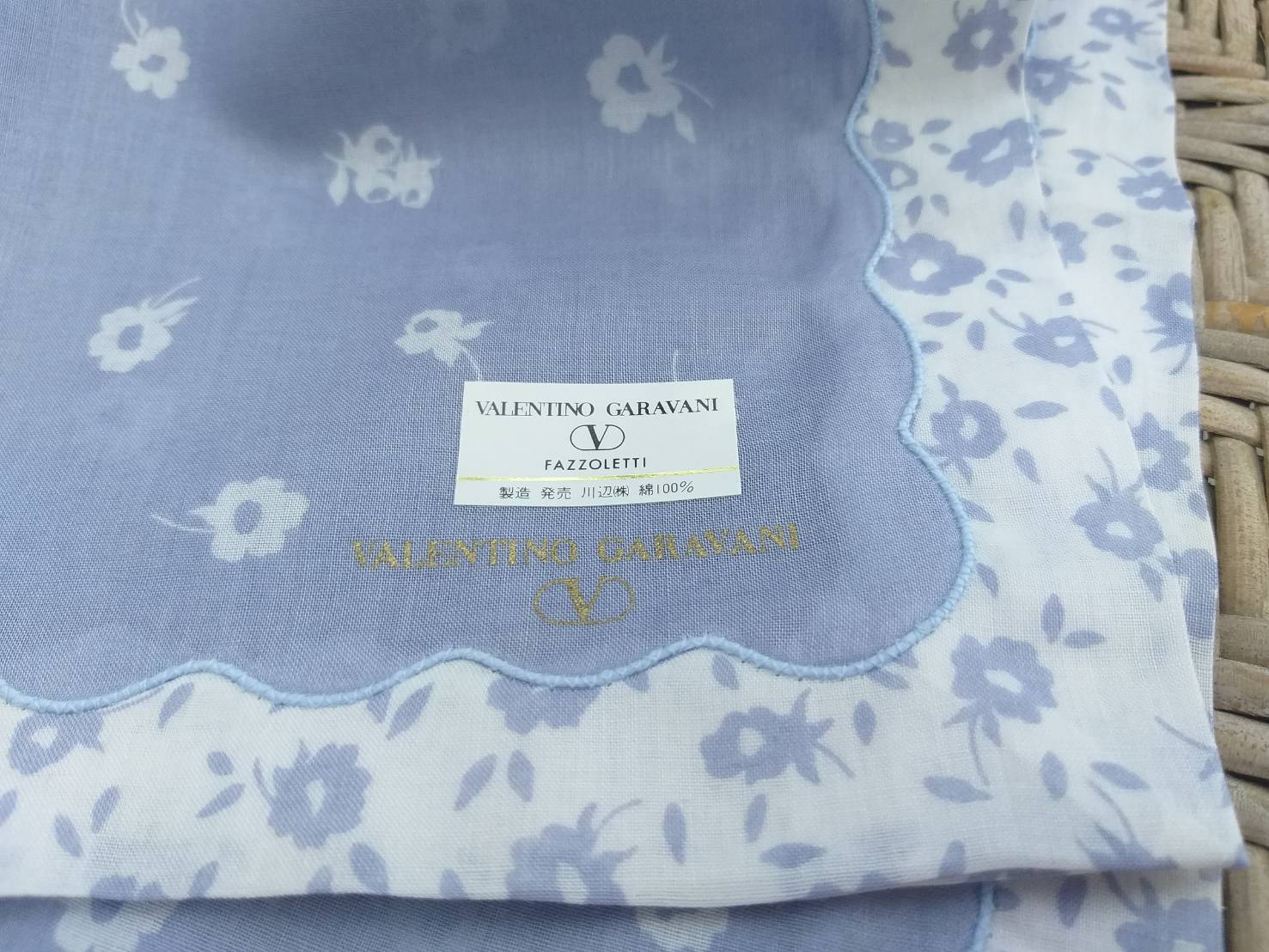 ผ้าเช็ดหน้า Valentino Garavani สวยหวานน่ารัก