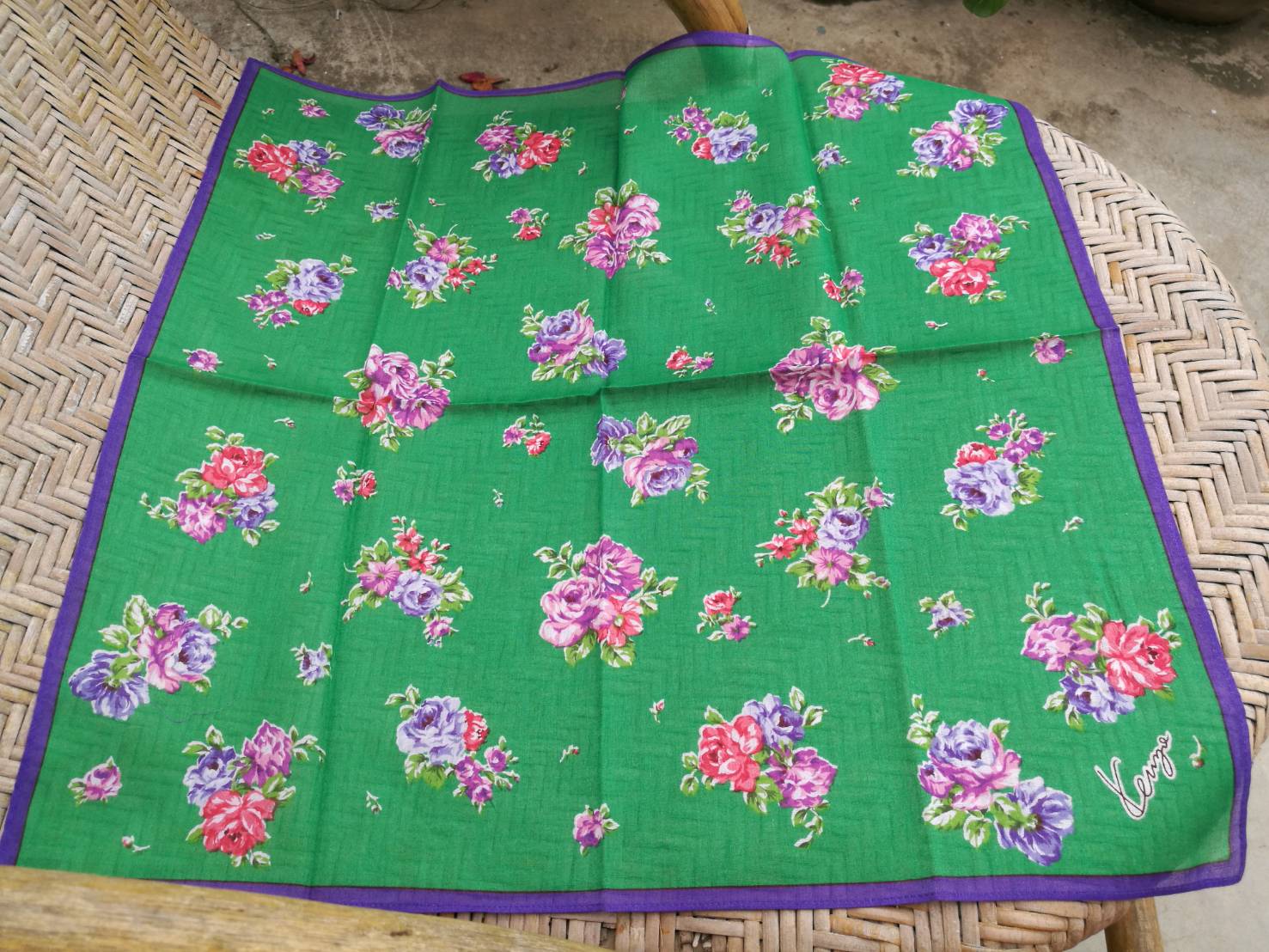 ผ้าเช็ดหน้า Kenzo สีเขียวลายดอกไม้ สวยมาก