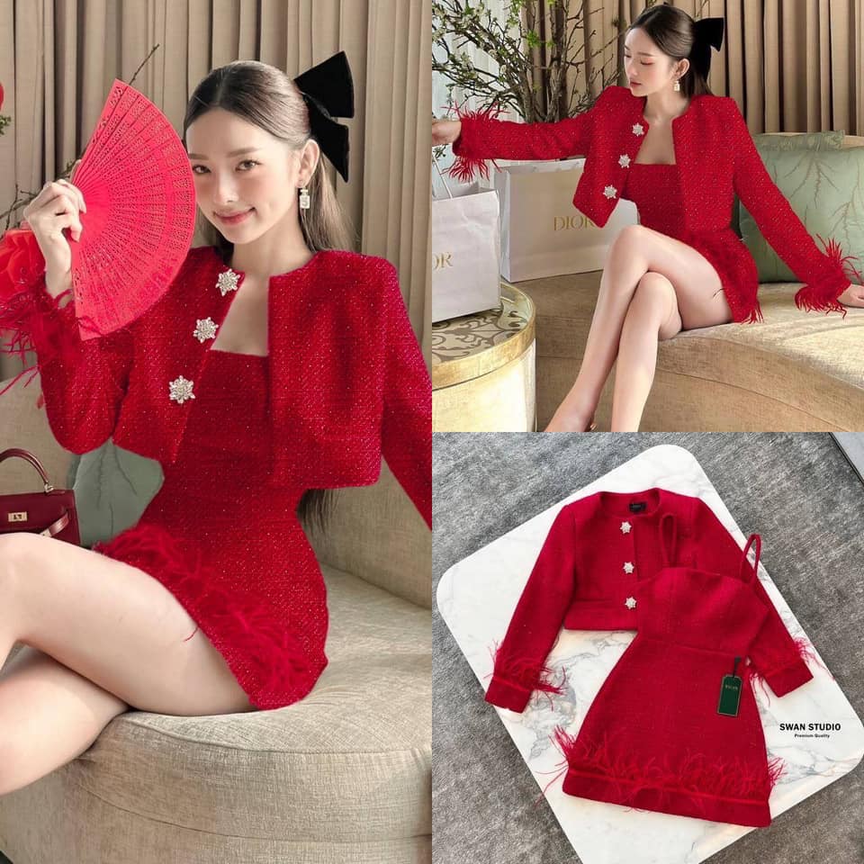 เซทเสื้อคลุมแขนยาวผ้าทวิตสีแดง แต่งกระดุมเพชรดอกไม้ ปลายแขนแต่งขนนก + มินิเดรสเกาะอก แต่งปลายเดรสด้วยขนนก ใส่สบาย : สินค้าคุณภาพ (พร้อมส่ง)