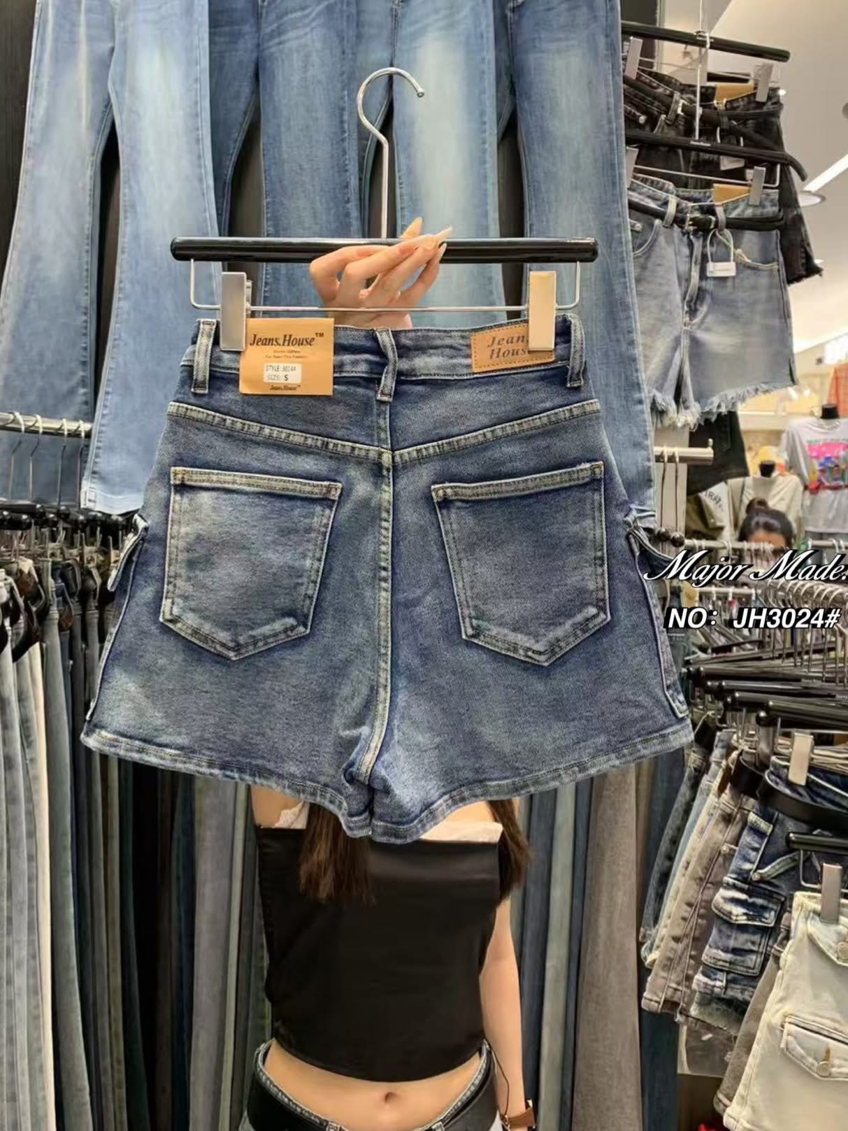 กางเกงยีนส์ขาสั้น(ผ้ายืด) สไตล์คาร์โก้ เอวสูง แต่งกระเป๋าหน้าและขา2ข้าง ทรงสวยมากกก ใส่สบาย ดีไซน์เกร๋ ใส่สบาย : สินค้าคุณภาพ (พร้อมส่ง)