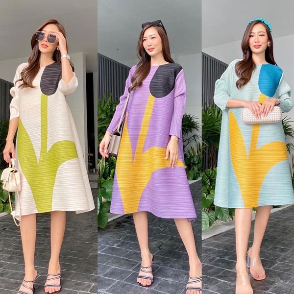 เดรสอัดพลีท งานสวยไฮโซ ทรงคอกลม ชายบาน A Line 😍 พิมพ์ลายดอกทิวลิป สวยหวาน ดูดีทุกมุมมอง รุ่นนี้ แพทเทิร์น แขนยาว เรียบหรู ดูแพง สุดๆ สินค้าคุณภาพ (พร้อมส่ง)