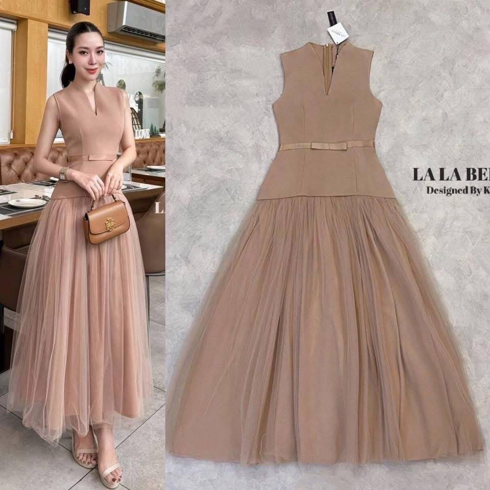 เดรสทรงเจ้าหญิงรุ่นใหม่ทรงฮอตทรงปังที่ตามหาเสื้อคจีนวีแขนกุดเอวเข้ารูปตัดขอบเอวด้วยโบว์กระโปรงทรงเจ้าหญิงต่อชายผ้าตาข่ายฟู2ชั้นมีซับใน ใส่สบาย : สินค้าคุณภาพ (พร้อมส่ง)