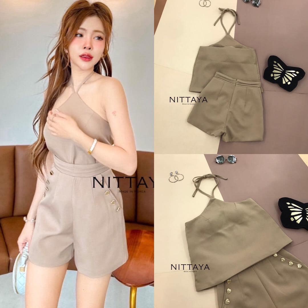 เชตเสื้อเว้าสายผูกคอ มาพร้อม กับกางเกงขาสั้น ตัวกางเกงจับเป็นชั้นๆ กระเป๋าล่วงใช้งานได้ แต่งกระดุมทอง สินค้าคุณภาพ (พร้อมส่ง)