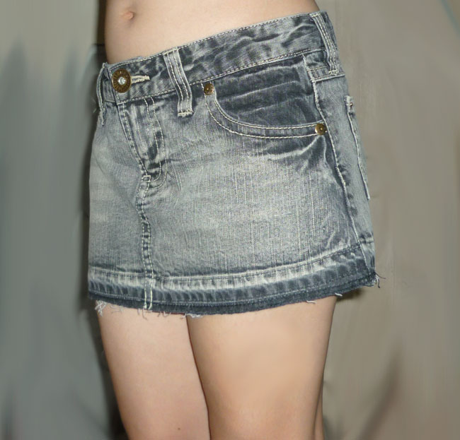 กระโปรงยีนส์ดีไซน์เซอร์ เซ็กซี่สั้นจิ๊ๆ จากญี่ปุ่น 32-38-10.5
