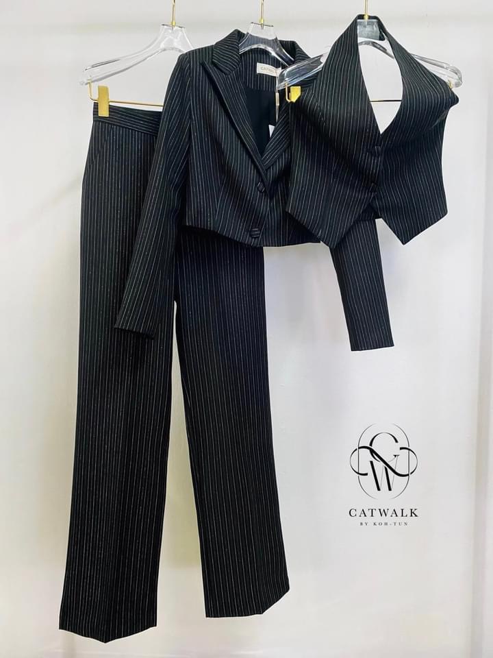 เซตBLAZER 3 ชิ้น ตัวBLAZER เป็นทรงครอปทรงเข้ารูป ด้านในมีซับ +เสื้อvestคล้องคอ+กางเกงเป็นทรงขากระบอก เนื้อผ้ามีเทคเจอร์เป็นลายริ้วในตัว ใส่สบาย สินค้าคุณภาพ (พร้อมส่ง)