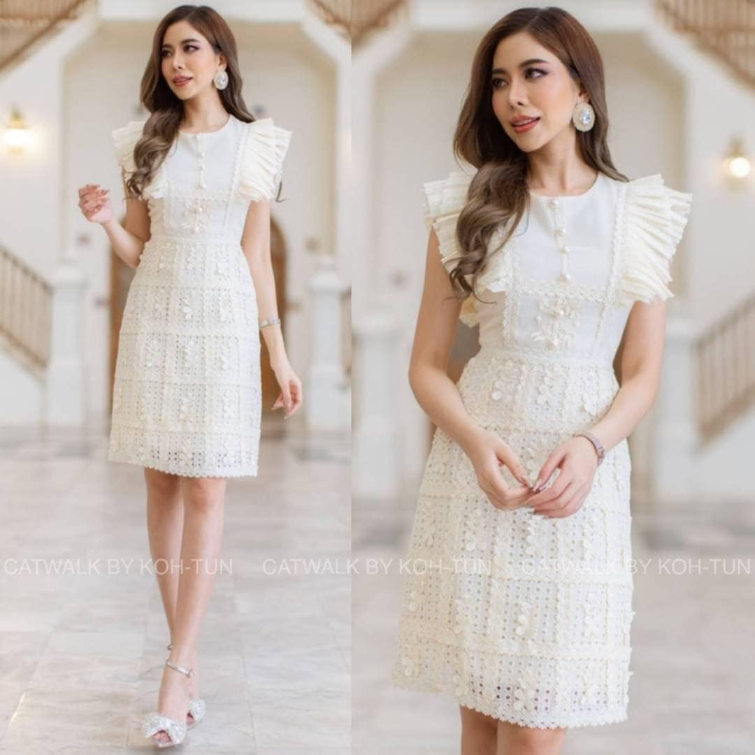 เดรสกระโปรง ผ้าลูกไม้แต่งจับจีบระบายไหล่ เนื้อผ้านุ่มใส่สบาย ช่วงบนเป็นทรงเข้ารูป กระโปรงเป็นทรงเอเล็กน้อย มีซิปด้านหลังทำให้ใส่ง่ายขึ้น สินค้าคุณภาพ (พร้อมส่ง)