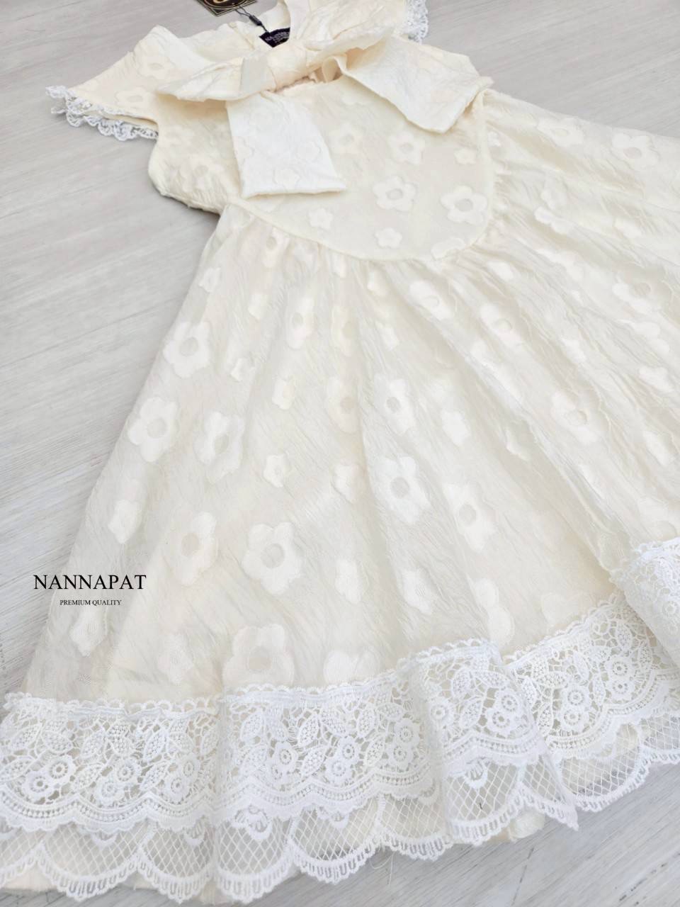 เดรสสั้น ผ้ามีเท็คเจอร์ลายดอกสวย แต่งชายลูกไม้ ชอบความโบว์ใหญ่น่ารักลงตัว มีซับในอย่างดี ใส่สบาย : สินค้าคุณภาพ (พร้อมส่ง)