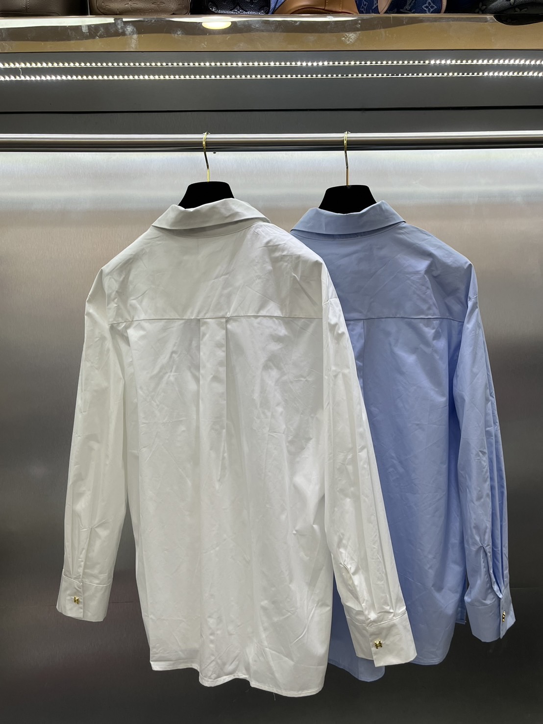 เสื้อเชิ๊ต CELINE งานสวย ผ้าดึมาก แต่งโบว์คอ กระดุมหน้าสีทอง งานสวยเกรดไฮเอ็น : สินค้าคุณภาพ (พร้อมส่ง)