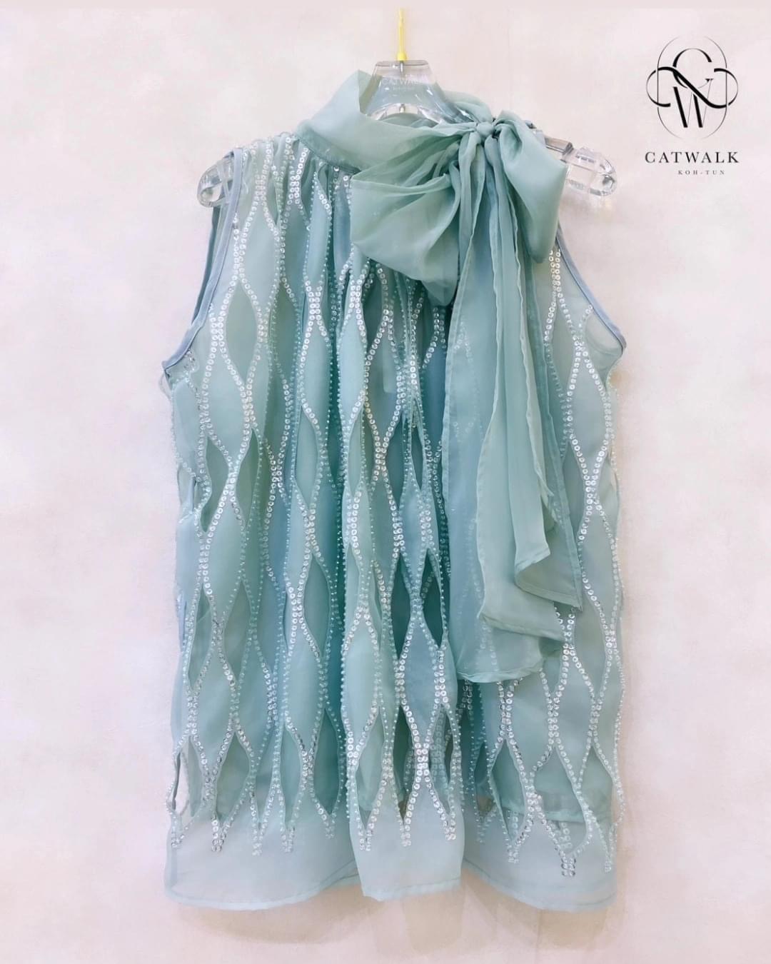 เสื้อชีฟองฉลุปักเลื่อม เนื้อผ้าชีฟองเกรดเอ ฉลุปักแต่งด้วยเลื่อมคริสตรัลดูหรูมาก ช่วงคอผูกเป็นโบว์น่ารักสุดๆ ด้านในใช้ผ้าซับใน ใส่สบาย : สินค้าคุณภาพ (พร้อมส่ง)