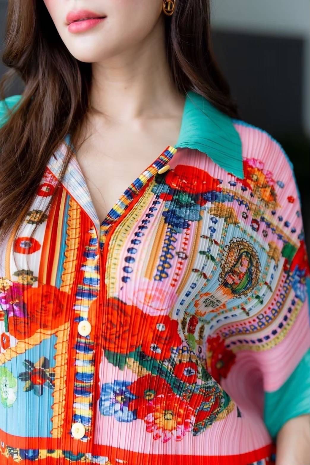 เดรสพลีทตัวยาวคอปกใหญ่ ทรงไหล่ล้ำ พับแขนเบิ้ล เกร๋กรู๊ดดด งานอัดพลีท 100% พลีท AA Premium 🎡🎢 ลายกราฟฟิค ใส่สบาย : สินค้าคุณภาพ (พร้อมส่ง)