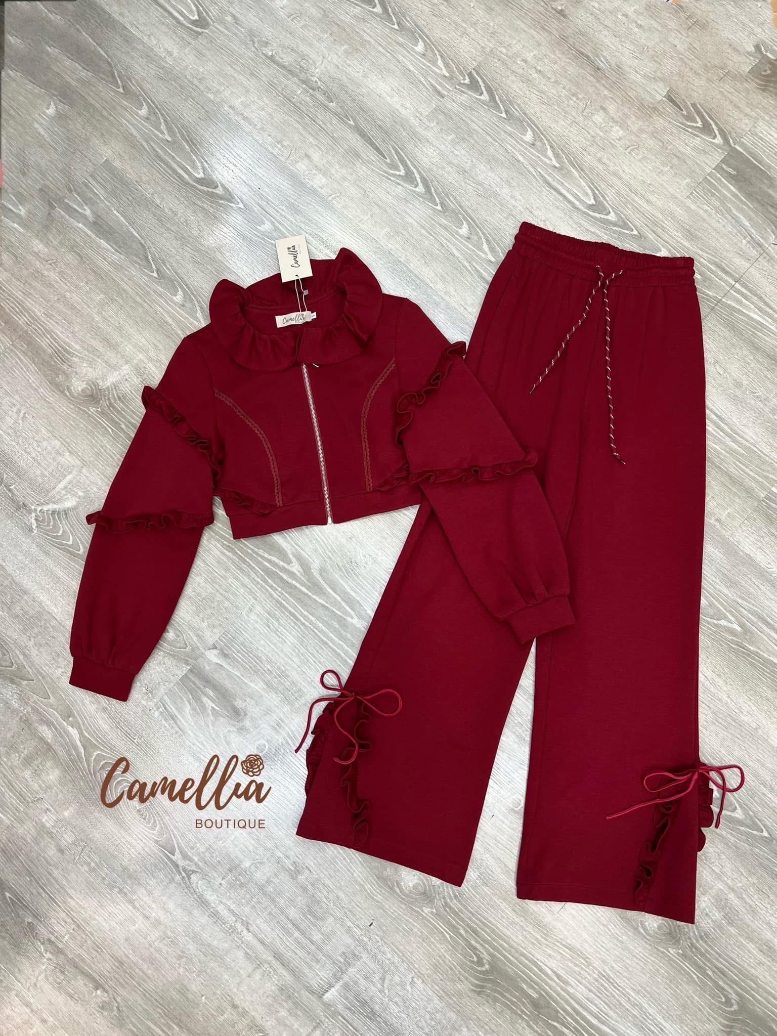 ชุดวอมผ้ายืดเนื้อนิ่ม เสื้อคอระบายๆ แขนยา ว แต่งระบาย มาพร้อมกางเกงขายาวปลายขา ผูกโบ ใส่สบาย : สินค้าคุณภาพ (พร้อมส่ง)