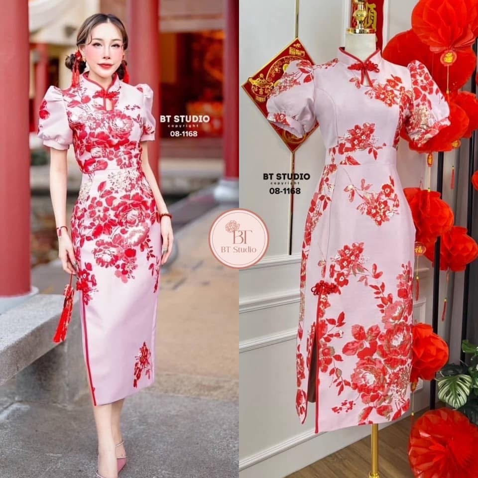 แม๊กซี้เดรสกี่เพ้าคอจีนแต่งกระดุมจีน ตรงกลางงานผ้าทอลายดอกไม้สีแดงตัดดิ้นทอง งานสวยมาก แต่งแขนสั้นพอง ๆ ใส่สบาย : สินค้าคุณภาพ (พร้อมส่ง)