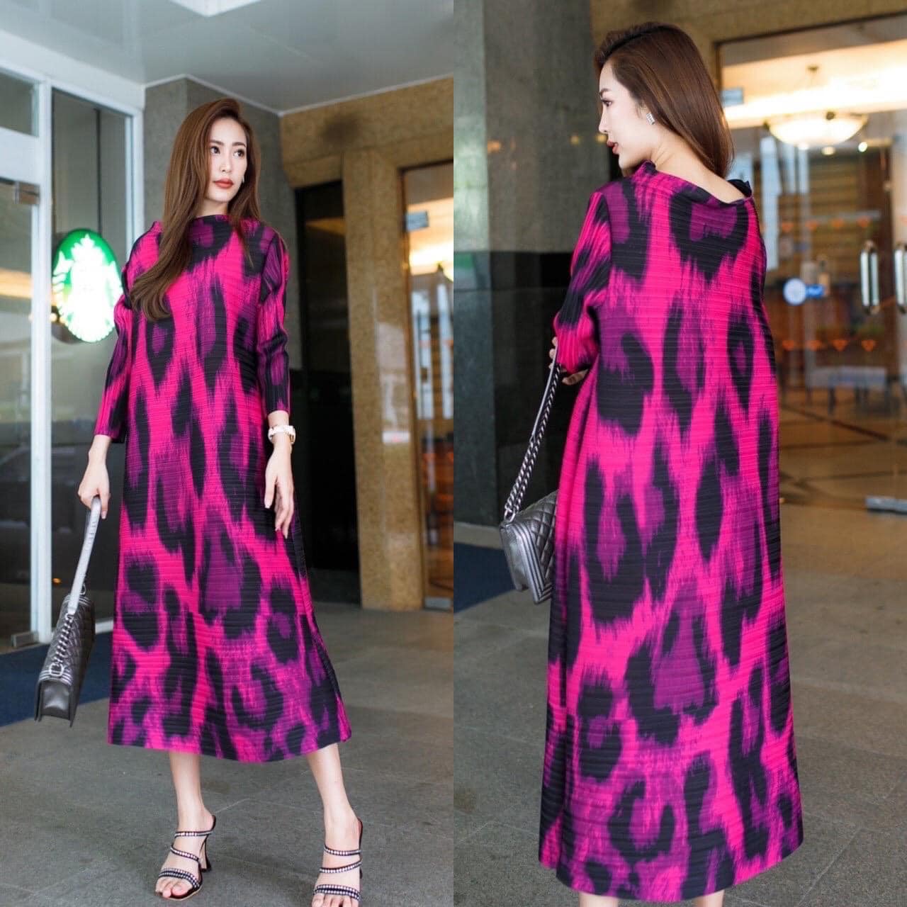 เดรสอัดพลีท งานสวยไฮโซ ทรงคอปาด ชายบาน A Line 😍 สวยพริ้ว ทุกมุมมอง รุ่นนี้ แพทเทิร์น แขนยาว พิมพ์ลายเสือ เฉดใหม่ สินค้าคุณภาพ (พร้อมส่ง)