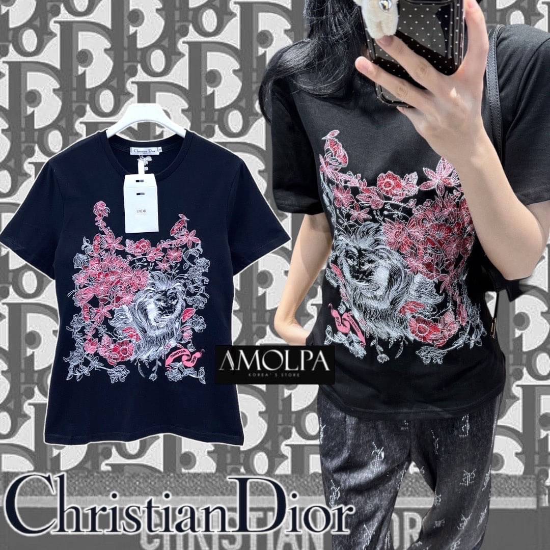 เสื้อยืด CD. งานปักแน่นๆ สวยม๊ากกกก แม๊ สวยเด่น ลายใหม่ชนช๊อปป ใส่สบายสุดๆ.. ใส่สบาย : สินค้าคุณภาพ (พร้อมส่ง)