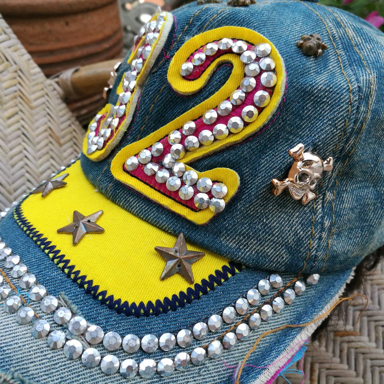 หมวกแก๊ปผ้ายีนส์แต่งหมุดสุดร็อค สวยมาก