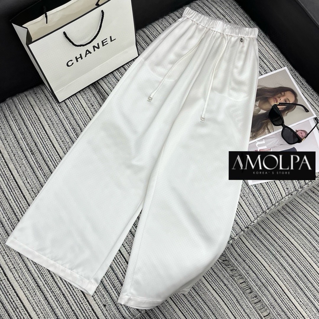 SET CC PAJAMAS SILK 2024SS ส๊วยยม๊ากกก ตัวเสื้อเป็นเสื้อแชนสั้น ติด LOGO มาพร้อมกางเกงสุดแสนน่ารักเข้ากันได้ดี๊ . สินค้าคุณภาพ (พร้อมส่ง)