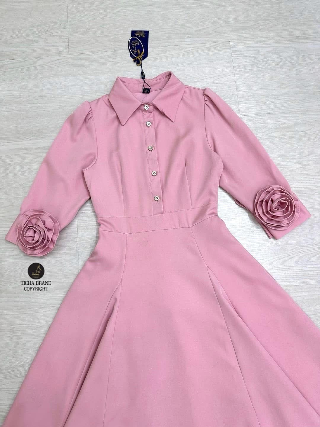 Maxi เดรสคอปกแขนยาว สีชมพู ทรงสวย มีเข็มกลัดดอกไม้3Dดอกใหญ่ที่ปลายแขน เพิ่มมิติให้กับชุด อกเย็บแต่งกระดุมใช้งานได้จริง (มีซิปหลัง) ใส่สบาย : สินค้าคุณภาพ (พร้อมส่ง)