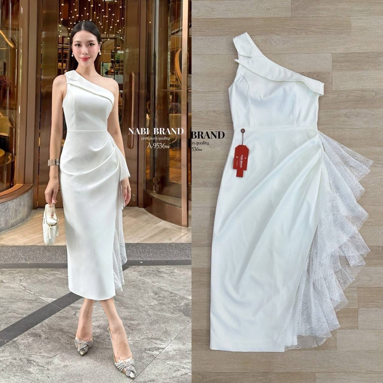 เดรสเข้ารูปทรงเปิดไหล่ แต่งทรงปกคอพาดด้านบน เดรสทรงผ่าข้าง พับจีบด้านข้าง และแต่งเพิ่มด้วยผ้าลูกไม้ ชุดมีฟองน้ำและซับใน ใส่สบาย : สินค้าคุณภาพ (พร้อมส่ง)