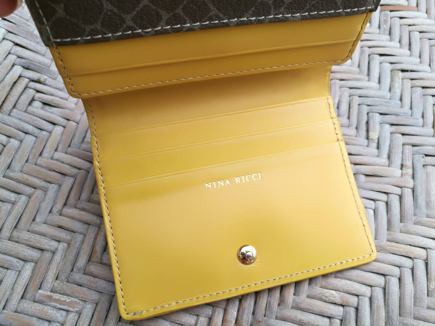 กระเป๋าสตางค์ NINA RICCI สวยมาก