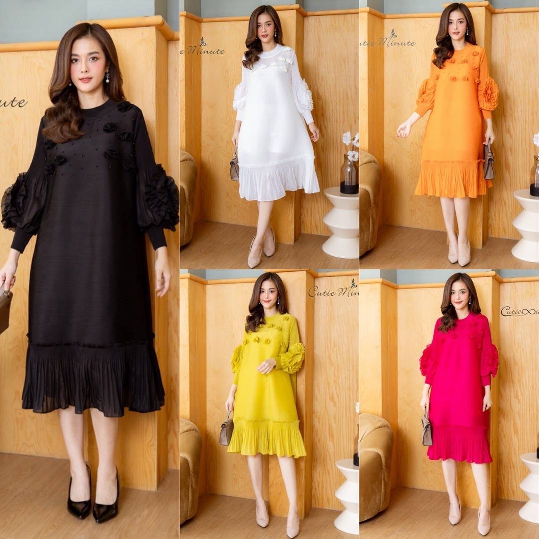 เดรสอัดพลีททั้งตัว ดีเทลการจับแต่งเป็นรูปก้นหอย ประดับด้วยมุกสีเดียวกับชุด ที่แขนแต่งเป็นรูปดอกไม้ ใส่สบาย : สินค้าคุณภาพ (พร้อมส่ง)