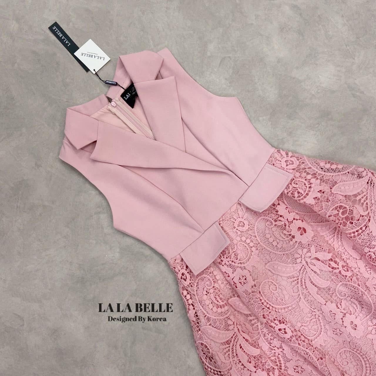 เดรสเจ้าหญิงสวยหรูดูแพงทรงช่วงเสื้อเป็นทรงสูทคอปกแขนกุดติดกระดุมแป๊กใส่ด้านในซิปหลังเอวเข้ารูปกระโปรงลูกไม้เนื้อดียาวจับจีบหน้ามีซับใน ใส่สบาย : สินค้าคุณภาพ (พร้อมส่ง)