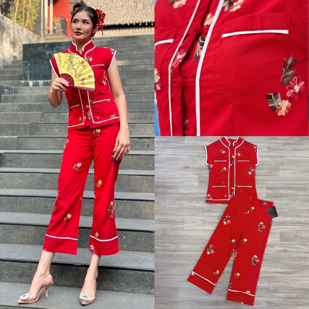 Set2ชิ้น เสื้อคอจีน ผ่าหน้าติดกระดุมจริง มีกระเป๋าซ้ายขวาตามแบบ มาคู่กับกางเกง4ส่วน กุ้นขอบชุดด้วยผ้าสีขาว งานปักแน่นๆลายดอกไม้ทั้งตัว เป็นอีกรุ่นที่ใส่สบาย ใส่สบาย สินค้าคุณภาพ (พร้อมส่ง)