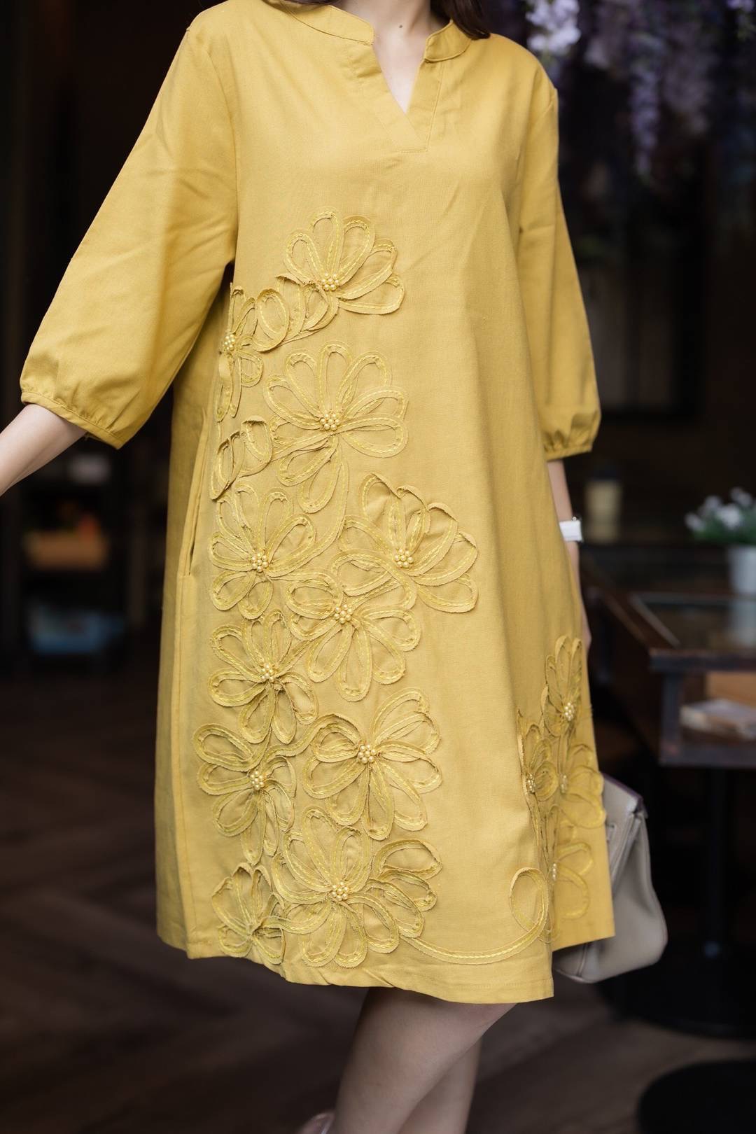 เดรสผ้าฝ้ายลินินเกาหลีทรงเอ มีกระเป๋าซ่อน แต่งด้วยผ้าชิ้นจับวางให้เป็นลวดลายดอกไม้ ตอกมุกสีเดียวกับชุดลงไป ใส่สบาย : สินค้าคุณภาพ (พร้อมส่ง)