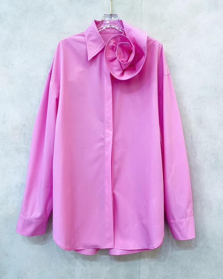 เสื้อเชิ้ตปกคอดอกไม้ ตัวเสื้อเป็นทรงปล่อยๆเท่ห์ๆ คอปกดีไซน์ให้เป็นดอกกุหลาบ ตะเข็บด้านในตัวเสื้อเย็บเก็บขอบอย่างละเอียด เนื้อผ้าเกรดเอ ใส่สบาย : สินค้าคุณภาพ (พร้อมส่ง)