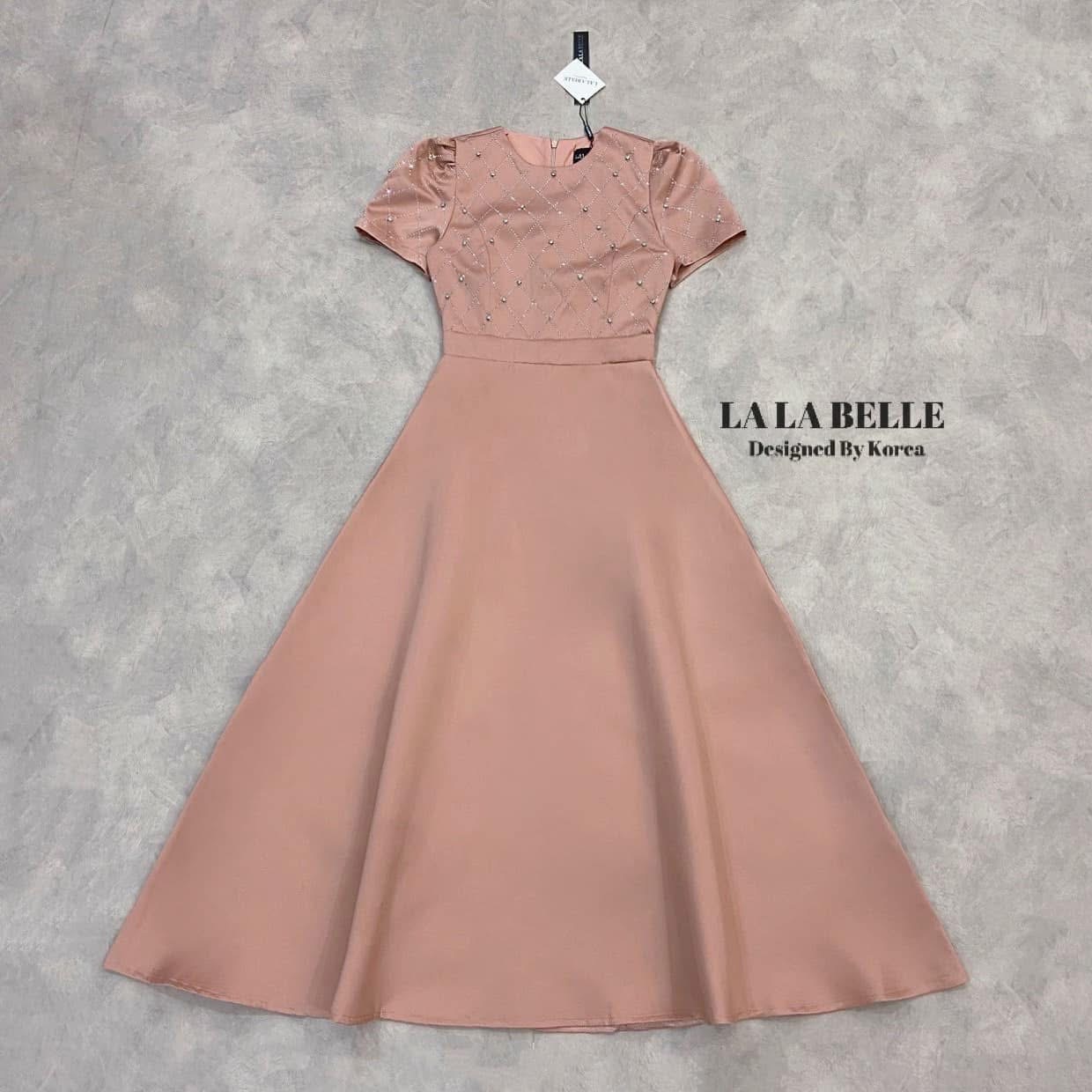 เดรสยาวผ้าซาตินอัดกาวผ้าหนามีน้ำหนักทิ้งตัวสวยทรงคอกลมยกไหล่แขนสั้นแต่งรีเพชรตารางพร้อมตอกเพชรเป็นเม็ดๆตามดีเทลเอวเข้ารูปเข้าทรงกระโปรงยาวทรงเอใช้ผ้าเยอะ ใส่สบาย : สินค้าคุณภาพ (พร้อมส่ง)